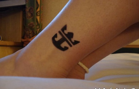 脚踝粗糙的黑色船锚皇冠纹身图案