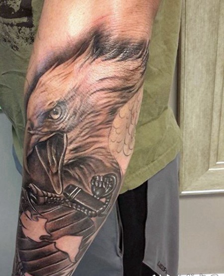 手臂天然的老鹰与船锚纹身图案