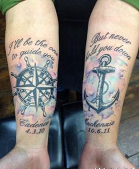 手臂航海主题的船锚和指南针字母纹身图案
