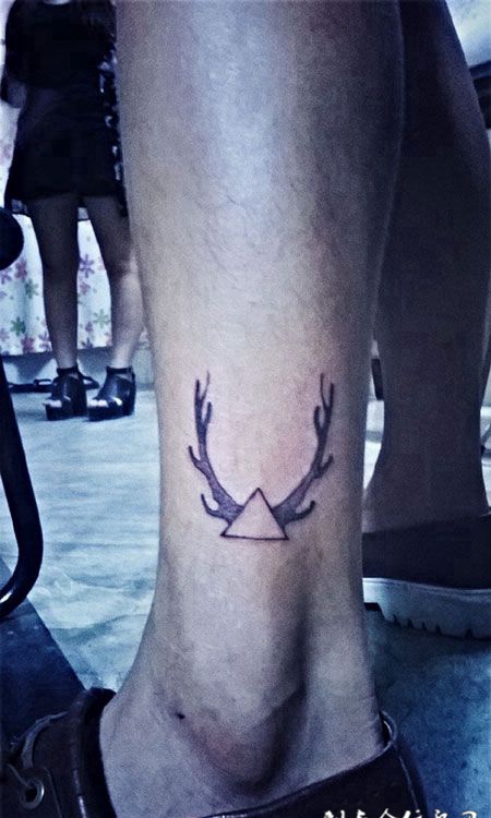 个性几何鹿角腿部纹身图案