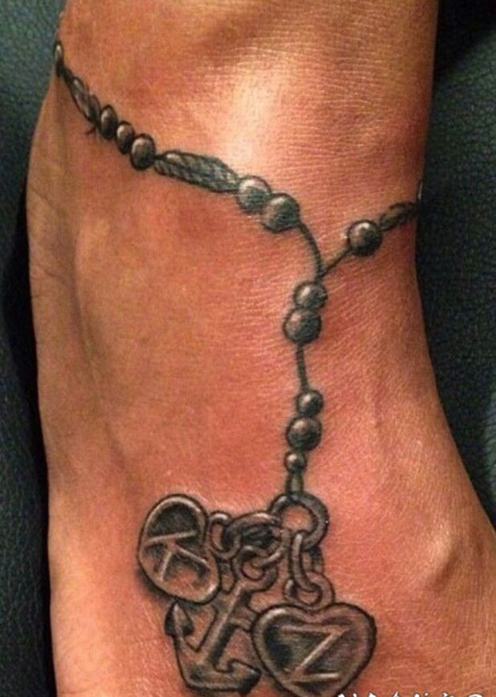 心形船锚与字母脚踝纹身图案