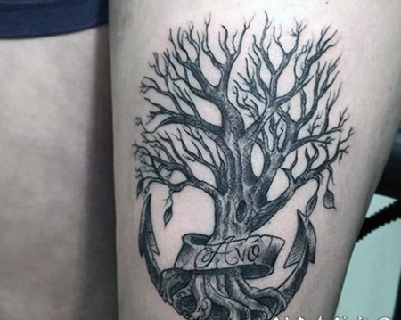大腿设计独特的黑色船锚大树纹身图案