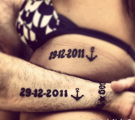 情侣手臂简单的黑色船锚与纪念日期纹身图案