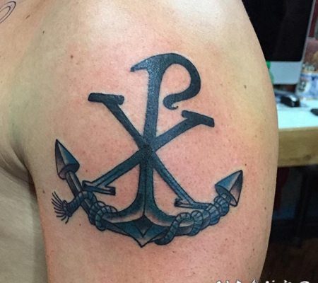 手臂船锚和宗教符号纹身图案