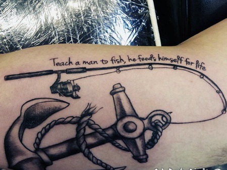 很酷的黑色钓鱼杆与船锚字母纹身图案