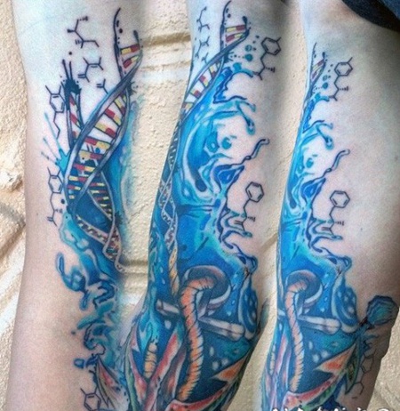 彩色DNA符号和蓝色水花船锚手臂纹身图案
