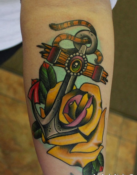 old school可爱的船锚与黄玫瑰手臂纹身图案