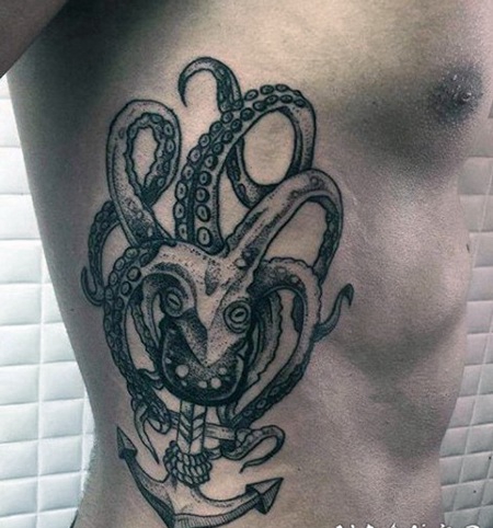 侧肋黑白航海主题点刺章鱼船锚纹身图案