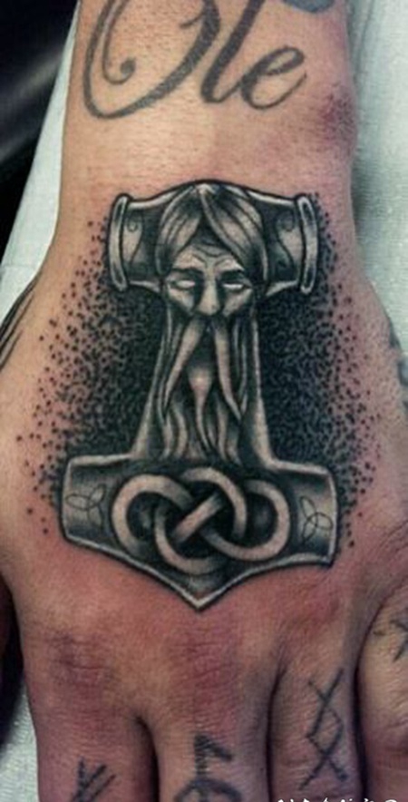 手背黑白船锚与神秘男子纹身图案