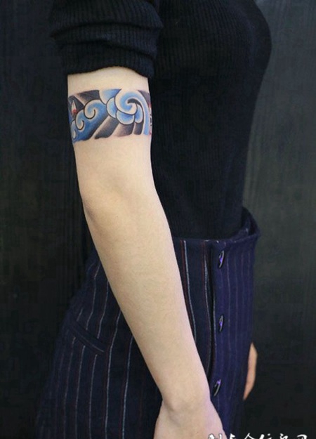 女生手臂上的海浪纹身图案