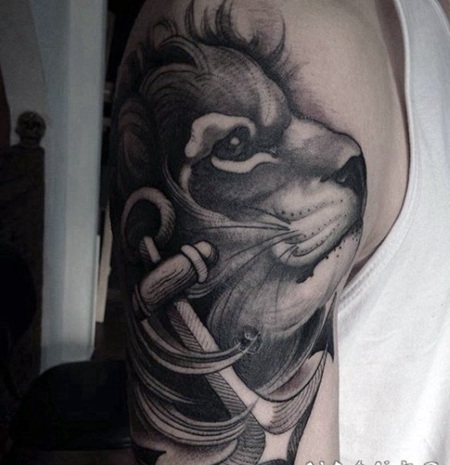 手臂可爱的黑色小狮子与船锚纹身图案