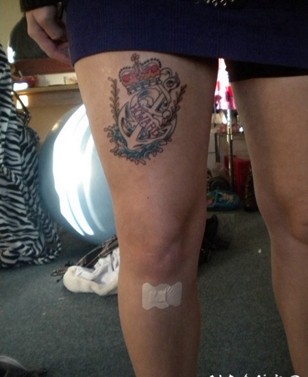 大腿蓝色波浪和白色船锚皇冠纹身图案