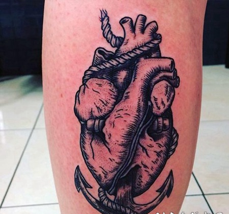 船锚穿透心脏黑色纹身图案