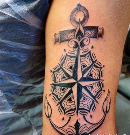 手臂美丽的黑白船锚和星星纹身图案