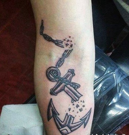 手臂断裂的船锚纹身图案