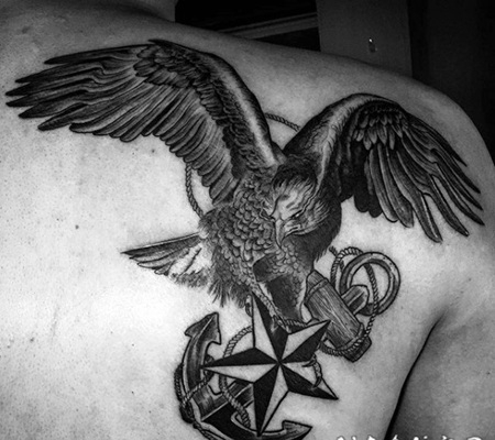 背部航海主题的鹰和船锚五角星纹身图案