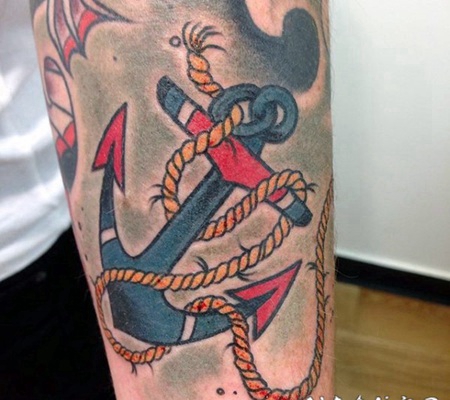 手臂彩色的船锚和绳子纹身图案