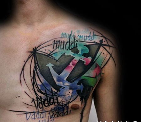 胸部彩色船锚与字母个性纹身图案