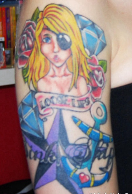 金发海盗女孩与钻石和船锚纹身图案