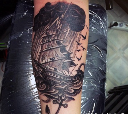 手臂船锚和闪电帆船黑白纹身图案