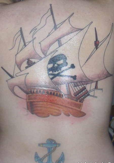 海盗船和蓝色船锚纹身图案
