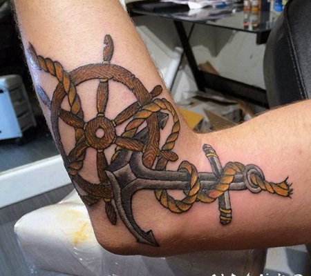 手臂彩色绳子和船锚船舵纹身图案