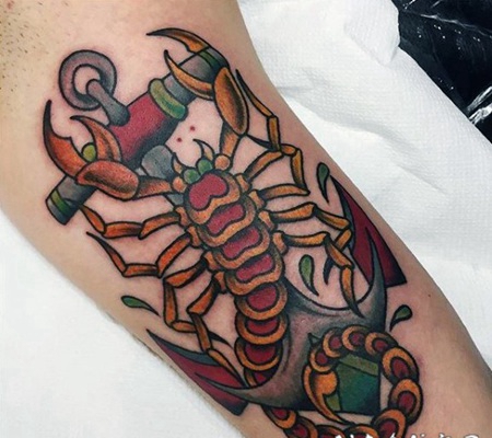 彩色的蝎子和船锚手臂纹身图案