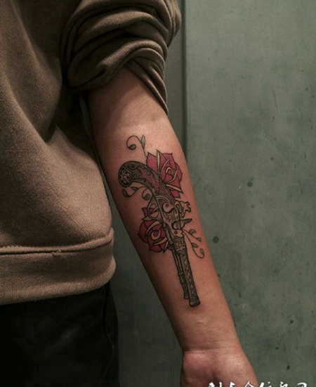 手臂玫瑰花与手枪纹身图案