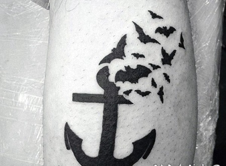 简单神秘的黑色船锚与蝙蝠小腿纹身图案