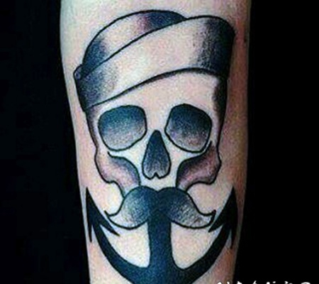 黑白骷髅水手与船锚手臂纹身图案