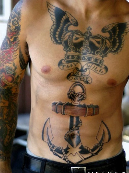 黑色翅膀皇冠和船锚胸部纹身图案