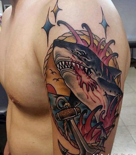 手臂血腥鲨鱼和船锚彩色纹身图案