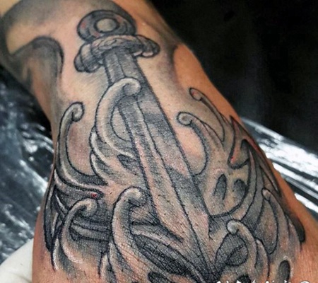 old school黑白船锚和波浪手腕纹身图案