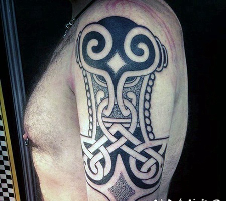 点刺风格的黑色图腾船锚手臂纹身图案