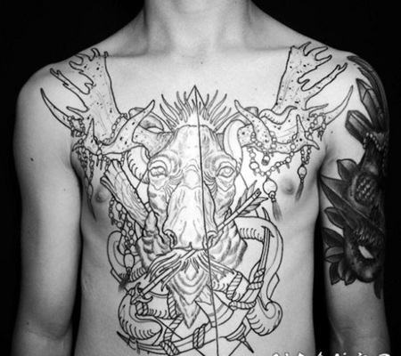 黑色的麋鹿与船锚和箭头胸部纹身图案