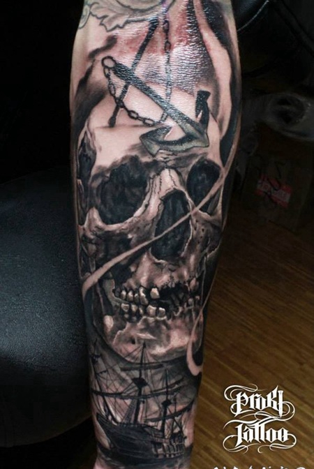 手臂写实的骷髅帆船和船锚纹身图案