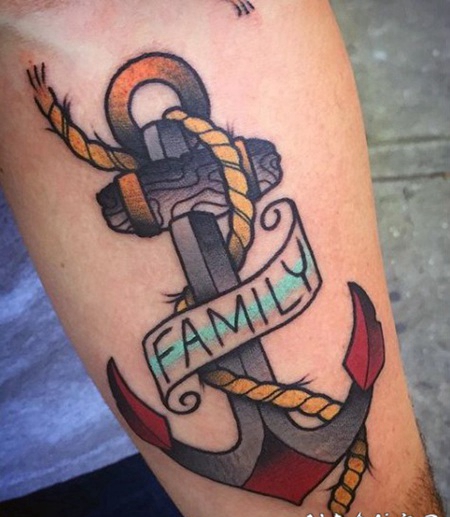 old school手臂彩色的船锚和字母纹身图案