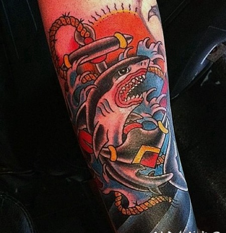 old school疯狂鲨鱼与和船锚太阳手臂纹身图案