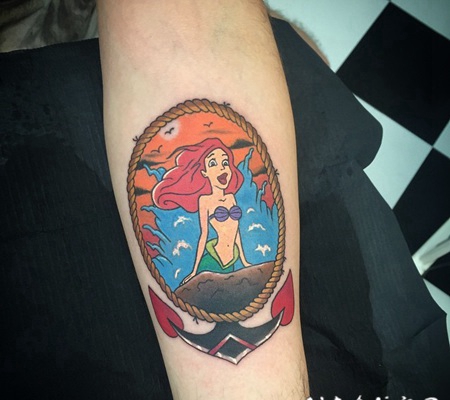 手臂卡通美人鱼和船锚彩色纹身图案