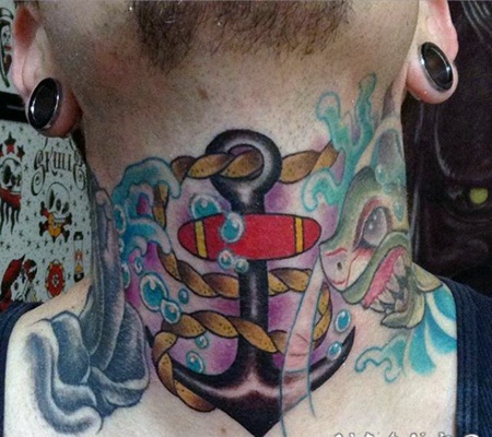 old school彩色船锚和疯狂的鲨鱼颈部纹身图案