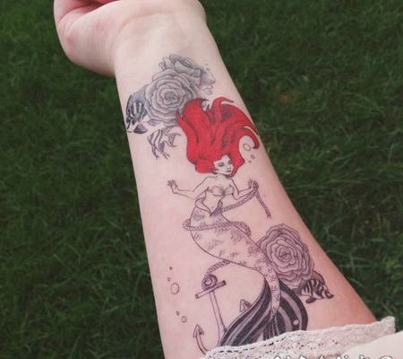 手臂卡通红发美人鱼和船锚玫瑰纹身图案