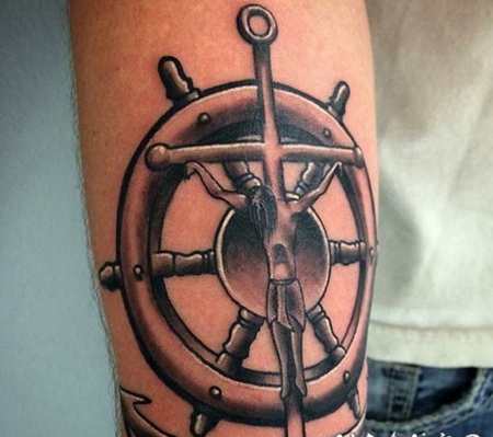 手臂彩色航海主题船舵与船锚纹身图案