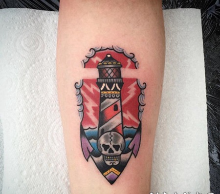 小臂航海风格的彩色灯塔船锚与骷髅纹身图案