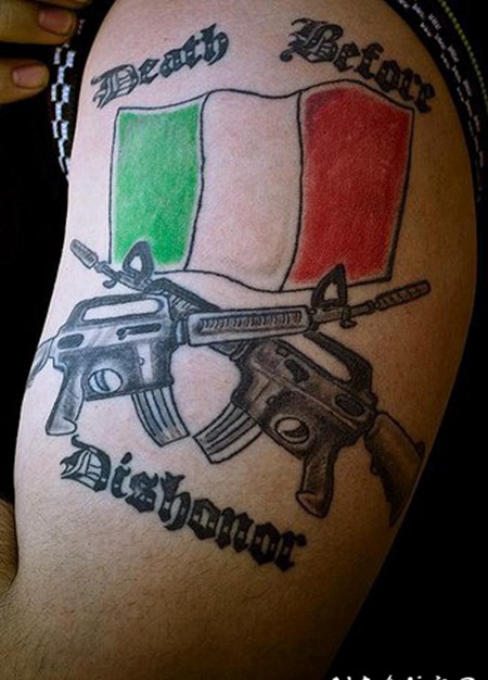 意大利国旗和枪纹身图案