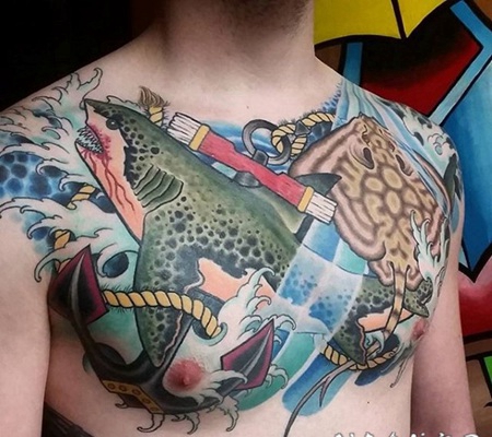 胸部船锚和鲨鱼彩色海洋纹身图案