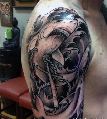 手臂黑色鲨鱼和船锚纹身图案