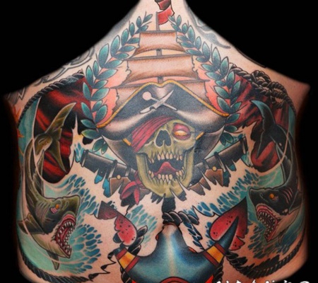腹部彩色的鲨鱼和海盗骷髅船锚纹身图案