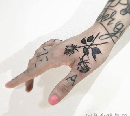 美丽的交叉点，虎口处玫瑰花个性纹身