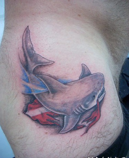 鲨鱼撕裂美国国旗彩色纹身图案