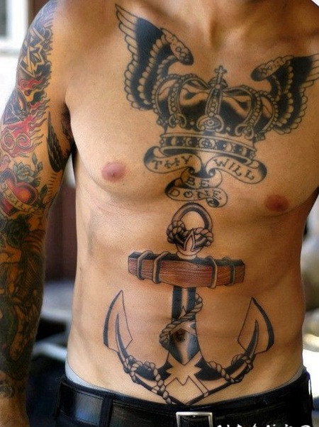 胸部彩色翅膀皇冠和字母船锚纹身图案